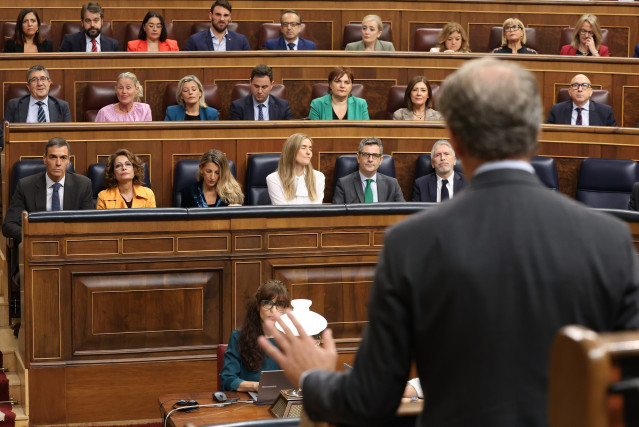 El presidente del PP, Alberto Núñez Feijóo se dirige a la bancada socialista, durante una sesión de control al Gobierno, en el Congreso, a 15 de octubre de 2025, en Madrid (España).