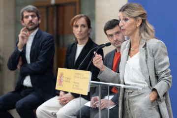 (I-D) El ministro de Cultura, Ernest Urtasun; la ministra de Sanidad, Mónica García; el ministro de Derechos Sociales, Pablo Bustinduy, y la vicepresidenta segunda, Yolanda Díaz, durante un rueda d