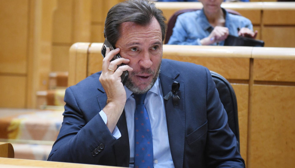 El ministro de Transportes y Movilidad Sostenible, Óscar Puente, durante una sesión de control al Gobierno, en el Senado, a 7 de octubre de 2025, en Madrid (España).