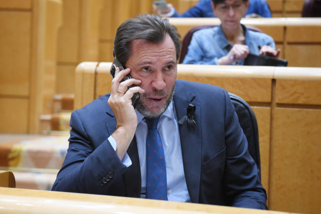 El ministro de Transportes y Movilidad Sostenible, Óscar Puente, durante una sesión de control al Gobierno, en el Senado, a 7 de octubre de 2025, en Madrid (España).
