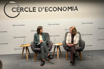 La presidenta del Cercle d'Economia, Teresa Garcia-Milà, y la presidenta de Airef, Cristina Herrero.