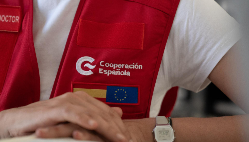 Archivo - Detalle del chaleco de una persona durante un simulacro de crisis humanitaria internacional con el equipo de emergencias español START, gestionado por la Agencia Española de Cooperación I