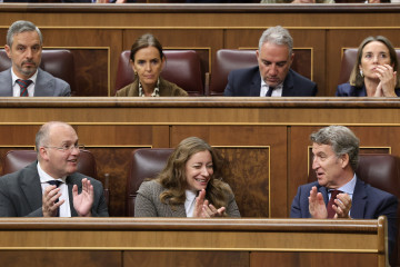 El secretario general del PP, Miguel Tellado; la portavoz del PP en el Congreso, Ester Muñoz, y el presidente del Partido Popular, Alberto Núñez Feijóo, durante una sesión plenaria, en el Congres