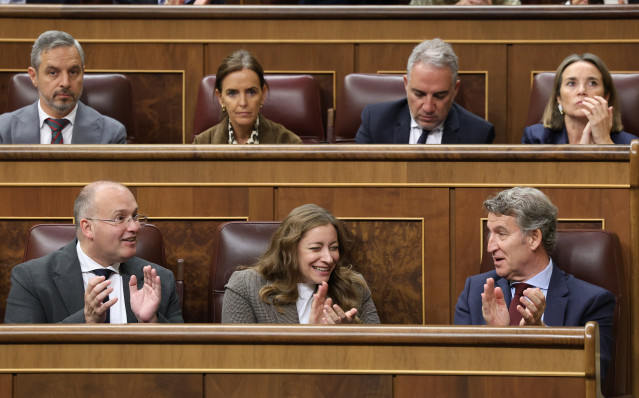 El secretario general del PP, Miguel Tellado; la portavoz del PP en el Congreso, Ester Muñoz, y el presidente del Partido Popular, Alberto Núñez Feijóo, durante una sesión plenaria, en el Congreso, a 16 de octubre de 2025, en Madrid (España).
