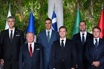 El presidente del Gobierno, Pedro Sánchez, posa junto a los líderes de los países UE MED-9 y al Rey de Jordania, Abdalá II, a 20 de octubre de 2025, en Portoroz (Eslovenia).