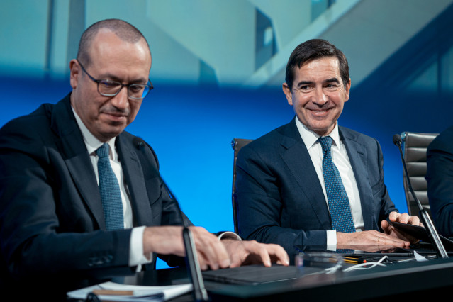 Archivo - El consejero delegado de BBVA, Onur Genç (i) y su presidente Carlos Torres Vila (d), durante la presentación de los resultados de BBVA en 2022, a 1 de febrero de 2023, en Madrid (España).
