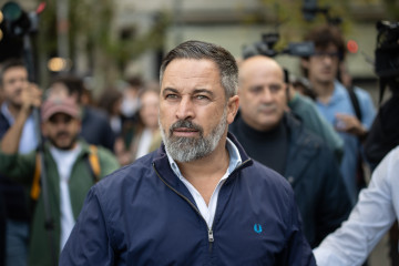 El presidente de Vox, Santiago Abascal, realiza declaraciones a medios de comunicación en la Plaza de Colón, a 12 de octubre de 2025, en Madrid (España)