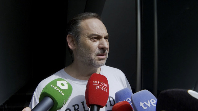 Archivo - El exministro de Transportes José Luis Ábalos, ofrece declaraciones a los medios tras el registro de la UCO a su vivienda, a 10 de junio de 2025, en Valencia, Comunidad Valenciana (España).