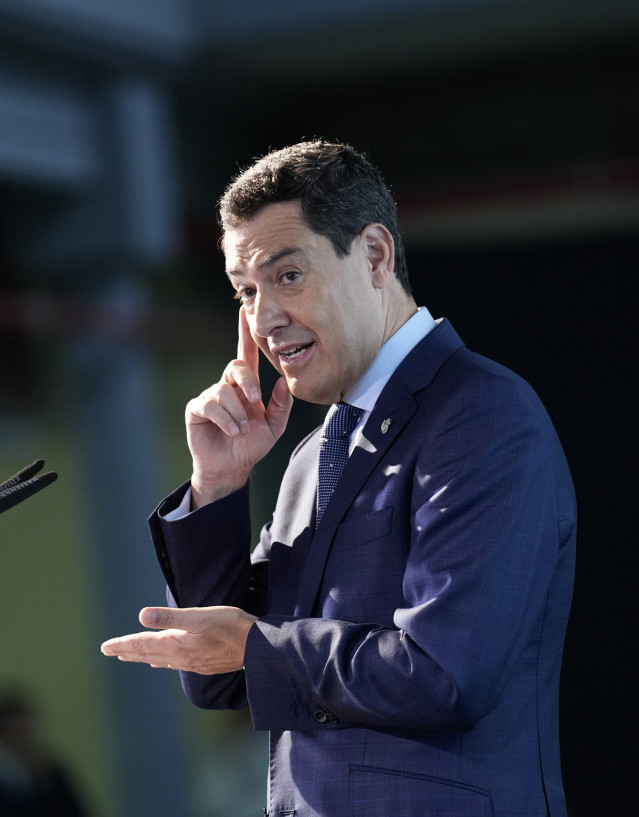 El presidente de la Junta de Andalucía, Juanma Moreno, interviene en el Foro ABC de Sevilla. A 21 de octubre de 2025, en Sevilla (Andalucía, España). El presidente de la Junta de Andalucía, Juanma Moreno, ha participado en la jornada de hoy en el Foro ABC