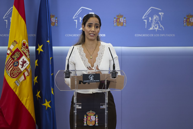 La diputada del grupo parlamentario de Sumar, Tesh Sidi, ofrece una rueda de prensa en el Congreso de los Diputados, a 21 de octubre de 2025, en Madrid (España).
