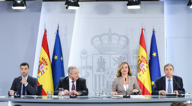 El ministro de Derechos Sociales, Pablo Bustinduy, el ministro de Industria y Turismo, Jordi Hereu, la ministra de Educación, Formación Profesional y Deportes, Pilar Alegría, y el ministro de Agricultura, Pesca y Alimentación, Luis Planas,  en Moncloa.