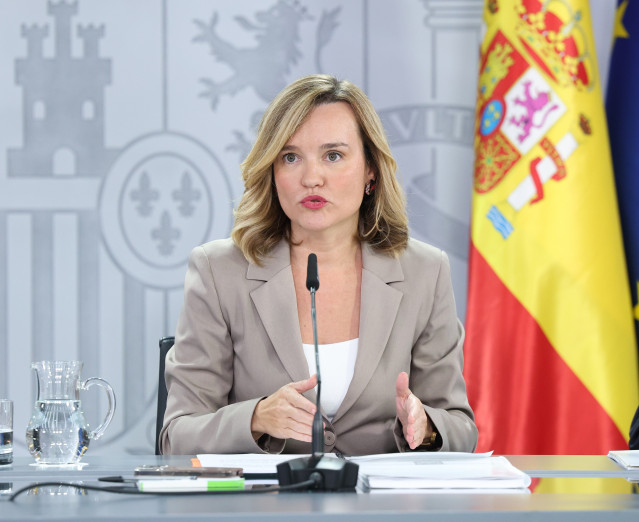 La ministra portavoz y de Educación, Formación Profesional y Deportes, Pilar Alegría, durante una rueda de prensa posterior a la reunión del Consejo de Ministros, en el Palacio de la Moncloa, a 21 de octubre de 2025, en Madrid (España).