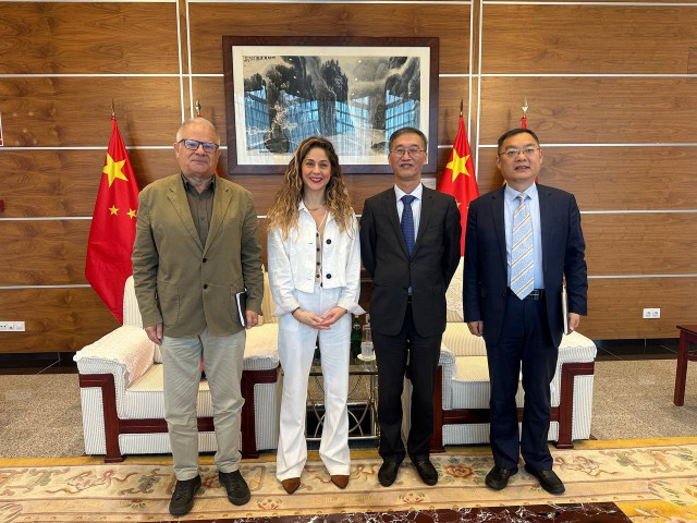 La coordinadora general de Movimiento Sumar, Lara Hernández y el diputado en el Congreso Manuel Lago se han reunido este martes con el embajador de China en España, Yao Jing.