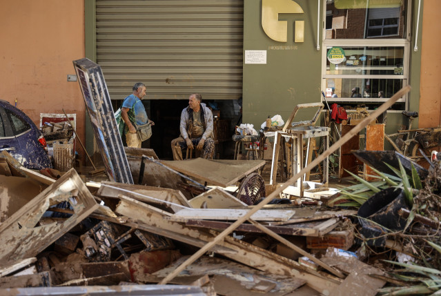 Archivo - Destrozos materiales tras el paso de la DANA, en el barrio de la Torre, a 31 de octubre de 2024, en Valencia.