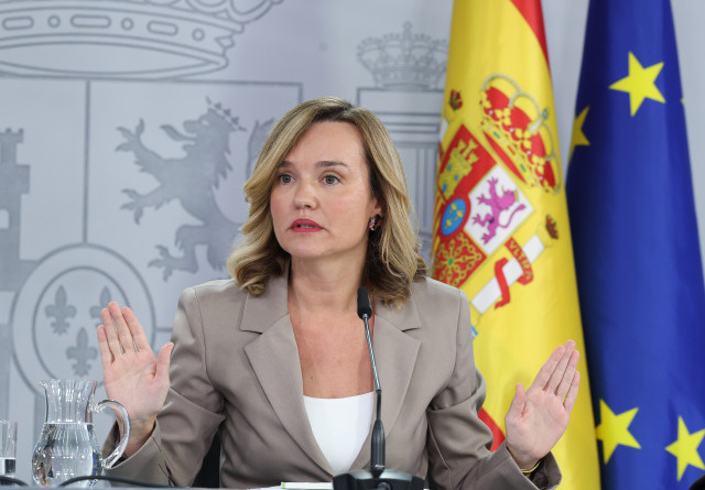La portavoz del Gobierno y ministra de Educación, Formación Profesional y Deportes, Pilar Alegría, en la rueda de prensa posterior al Consejo de Ministros de este martes, 21 de octubre