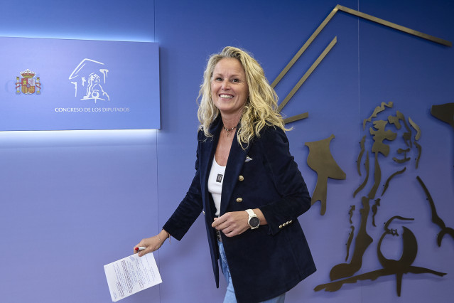 La diputada del PSOE Montse Mínguez, ofrece una rueda de prensa en el Congreso de los Diputados, a 21 de octubre de 2025, en Madrid (España).