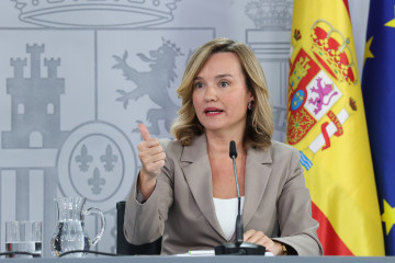 La ministra de Educación, Formación Profesional y Deportes, Pilar Alegría, durante una rueda de prensa posterior a la reunión del Consejo de Ministros, en el Palacio de la Moncloa, a 21 de octubre