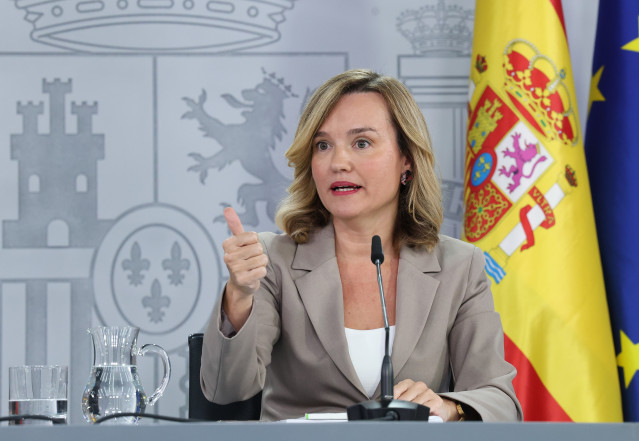 La ministra de Educación, Formación Profesional y Deportes, Pilar Alegría, durante una rueda de prensa posterior a la reunión del Consejo de Ministros, en el Palacio de la Moncloa, a 21 de octubre de 2025, en Madrid (España).