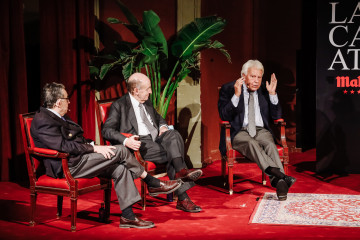 Archivo - (I-D) El ponente constitucional, Miguel Herrero y Rodríguez de Miñón; el abogado y 'padre' de la Constitución, Miquel Roca y el expresidente del Gobierno, Felipe González, en un coloqui