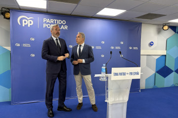 El presidente del Gobierno de Aragón, Jorge Azcón, y el vicesecretario general de Coordinación Política, Elías Bendodo.