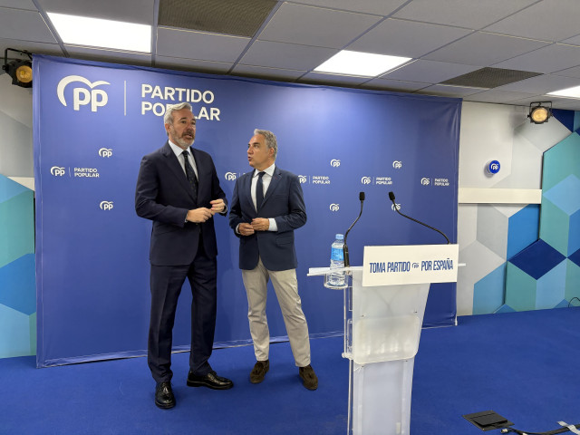 El presidente del Gobierno de Aragón, Jorge Azcón, y el vicesecretario general de Coordinación Política, Elías Bendodo.