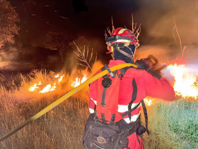 Archivo - Una agente de la Unidad Militar de Emergencias (UME) trabaja en las labores de extinción del incendio, a 12 de agosto de 2025, en Tres Cantos, Madrid (España).