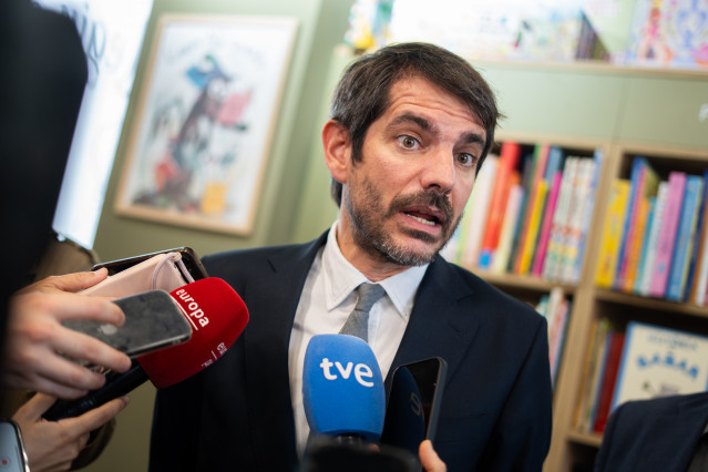 El ministro de Cultura, Ernest Urtasun, atiende a los medios, a 21 de octubre de 2025, en Paiporta, Valencia, Comunidad Valenciana (España). Ambos han visitado diversos espacios culturales valencianos afectados por la dana.