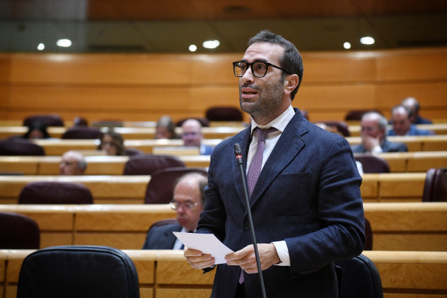 El ministro de Economía, Comercio y Empresa, Carlos Cuerpo, interviene durante una sesión de control al Gobierno en la Cámara Alta, a 21 de octubre de 2022, en Madrid (España). El Gobierno se enfrenta de nuevo a preguntas relacionadas con la estabilidad e