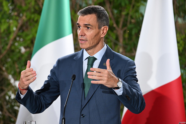 El presidente del Gobierno, Pedro Sánchez, participa en la declaración conjunta de los líderes de la Cumbre EU-MED9 2025 ante los medios de comunicación, a 20 de octubre de 2025, en Portoroz (Eslovenia).