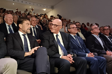El presidente de Banco Sabadell, Josep Oliu (c), junto al alcalde de Alicante, Luis Barcala (i), en el acto de entrega del III y IV Premio Fundación Banco Sabadell a la Sostenibilidad Marina, celebra