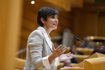 La ministra de Vivienda y Agenda Urbana, Isabel Rodríguez, interviene durante una sesión de control al Gobierno en la Cámara Alta, a 21 de octubre de 2025, en Madrid (España).