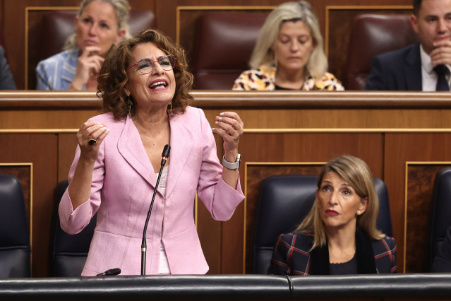 La vicepresidenta primera y ministra de Hacienda, María Jesús Montero, durante una sesión de control al Gobierno, en el Congreso de los Diputados, a 22 de octubre de 2025, en Madrid (España).