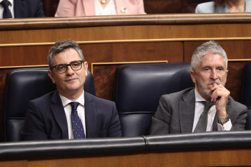 El ministro de la Presidencia, Justicia y Relaciones con las Cortes, Félix Bolaños (i), y el ministro del Interior, Fernando Grande-Marlaska (d), durante una sesión de control al Gobierno, en el Co