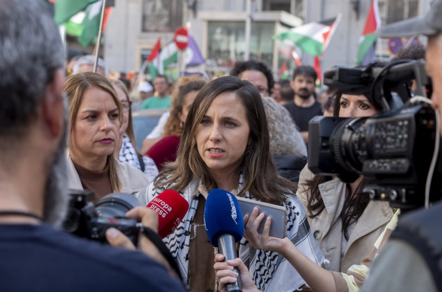 La portavoz de Podemos en el Congreso, Ione Belarra (c), ofrece declaraciones a los medios durante la concentración por Palestina, frente al Ministerio de Exteriores, a 15 de octubre de 2025, en Madrid (España).