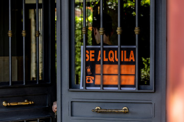 Archivo - Un cartel que anuncia que se alquila una vivienda, a 16 de septiembre de 2025, en Madrid (España). El precio del alquiler subió un 8% en agosto en Madrid con respecto al mismo mes del año