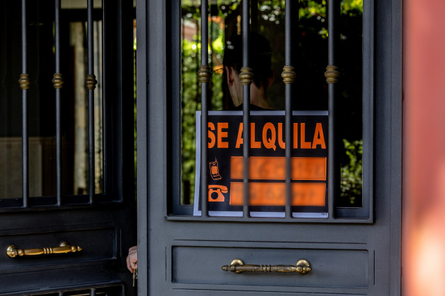 Archivo - Un cartel que anuncia que se alquila una vivienda, a 16 de septiembre de 2025, en Madrid (España). El precio del alquiler subió un 8% en agosto en Madrid con respecto al mismo mes del año anterior y se sitúa en 21,64 euros por metro cuadrado, se