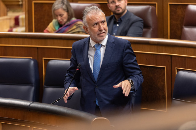 El ministro de Política Territorial y Memoria Democrática, Ángel Víctor Torres, durante una sesión de control al Gobierno, en el Congreso de los Diputados, a 22 de octubre de 2025, en Madrid (España).