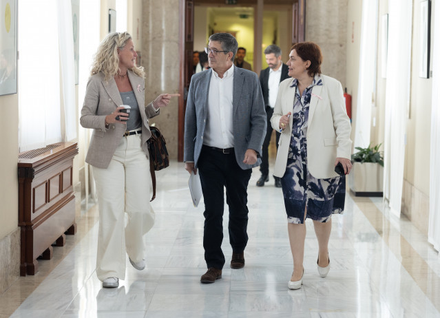 La diputada del PSOE Montse Mínguez (i) y el portavoz del PSOE en el Congreso, Patxi López (c), a su llegada a la Junta de Portavoces, en el Congreso, a 14 de octubre de 2025, en Madrid (España).