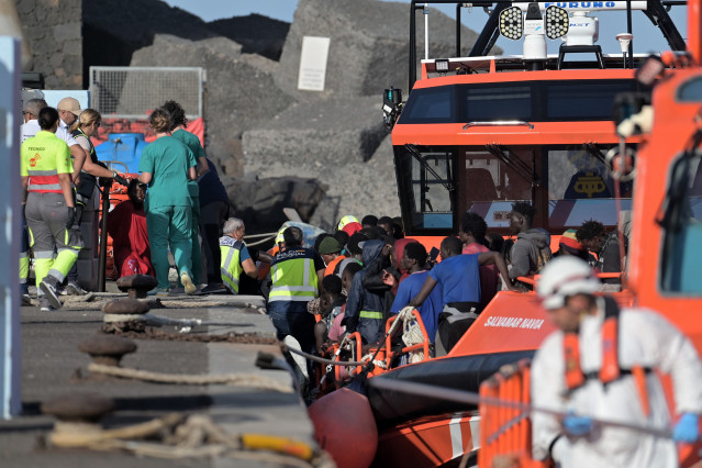 Archivo - Efectivos de emergencias atienden a personas en el Muelle de la Restinga, El Hierro