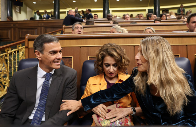 El presidente del Gobierno, Pedro Sánchez, la vicepresidenta primera del Gobierno y ministra de Hacienda, María Jesús Montero, y la vicepresidenta segunda y ministra de Trabajo, Yolanda Díaz, durante una sesión de control al Gobierno, en el Congreso, a 15