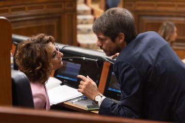 La vicepresidenta primera y ministra de Hacienda, María Jesús Montero, y el ministro de Cultura, Ernest Urtasun, durante una sesión de control al Gobierno, en el Congreso de los Diputados, a 22 de 