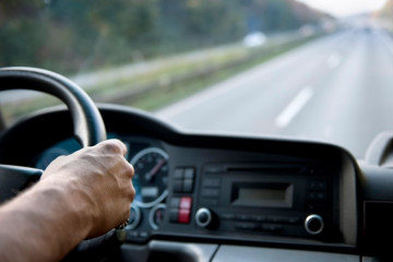 Conducción, conductor, volante, carretera, vehículo en una autopista