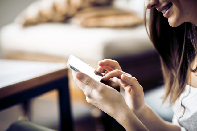 Archivo - Mujer utilizando un smartphone