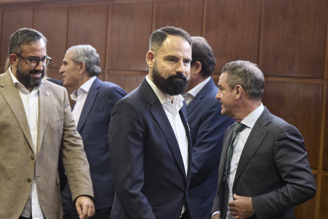 Archivo - El presidente de Enusa, Mariano Moreno Pavón (c), llega a comparecer en la comisión de investigación sobre el ‘caso Koldo’, en el Senado, a 15 de septiembre de 2025, en Madrid (España).