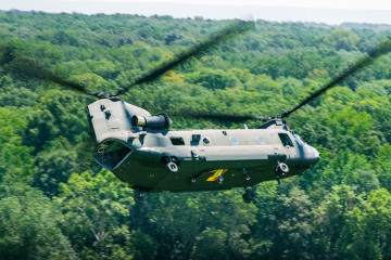 Archivo - Un helicópter CH-47F Block II Chinook de Boeing