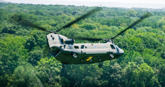 Archivo - Un helicópter CH-47F Block II Chinook de Boeing