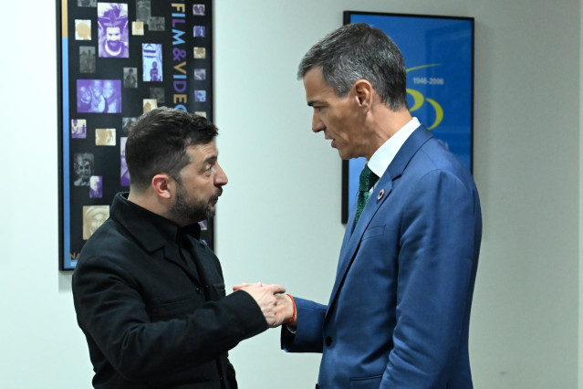 El presidente del Gobierno, Pedro Sánchez, conversa con el presidente de Ucrania, Volodimir Zelenski