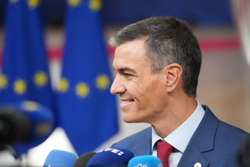 El presidente del Gobierno, Pedro Sánchez, atiende a los medios a su llegada a la reunión del Consejo Europeo, a 23 de octubre de 2025, en Bruselas (Bélgica).