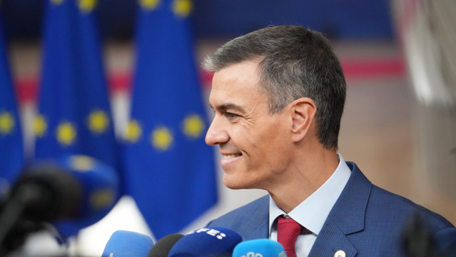 El presidente del Gobierno, Pedro Sánchez, atiende a los medios a su llegada a la reunión del Consejo Europeo, a 23 de octubre de 2025, en Bruselas (Bélgica).