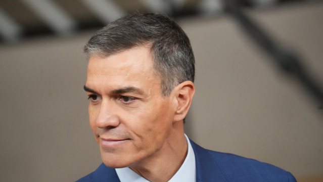 El presidente del Gobierno, Pedro Sánchez, atiende a los medios a su llegada a la reunión del Consejo Europeo, a 23 de octubre de 2025, en Bruselas (Bélgica).